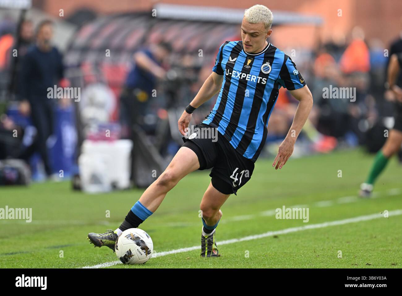 Club Brugge Defender Hugo Siquet Faces Growing Doubts from Coach Ivan Leko: Is His Future at Risk?