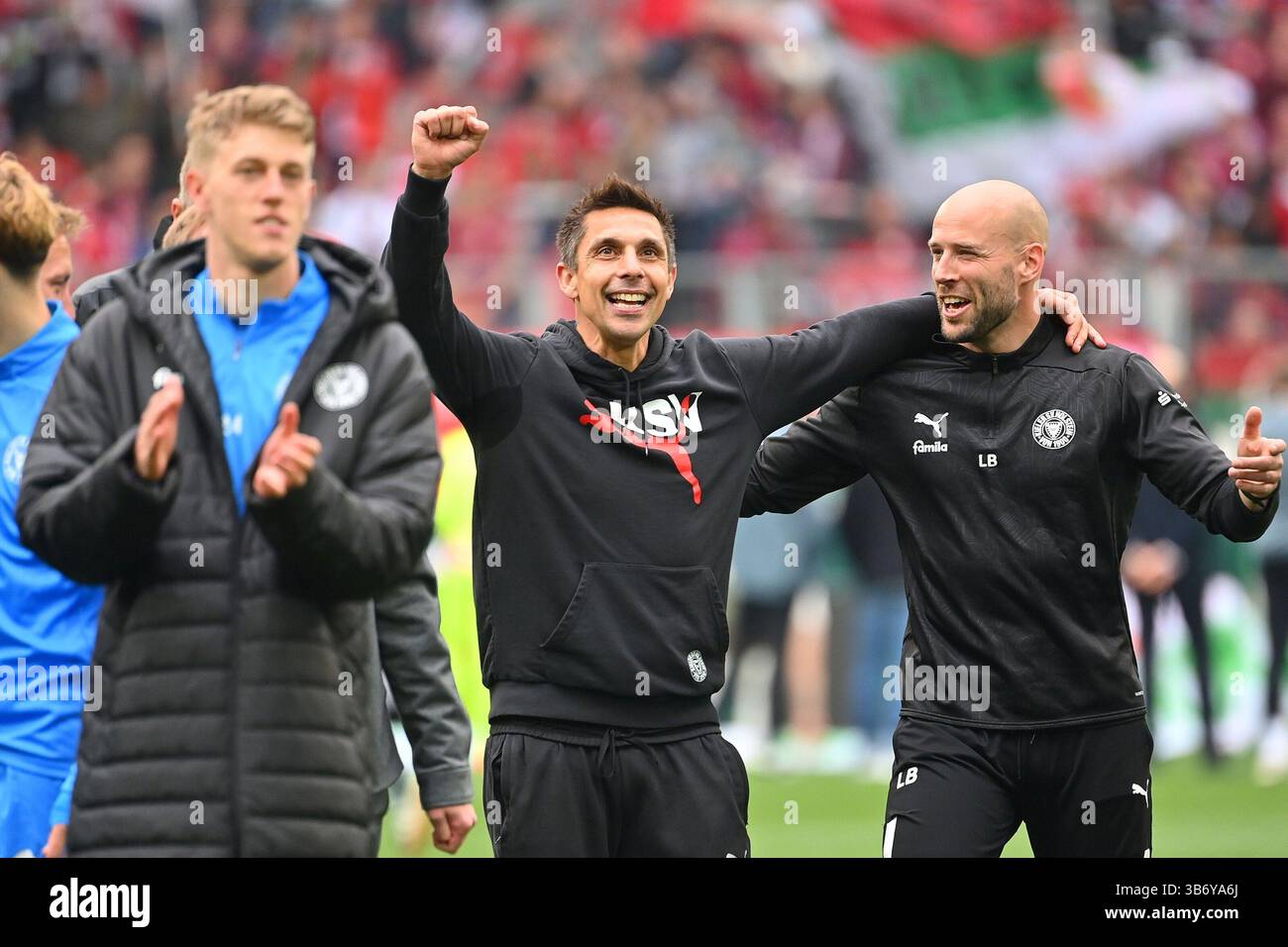 Final jubilation (from left): coach Marcel RAPP (Kiel), athletics coach ...