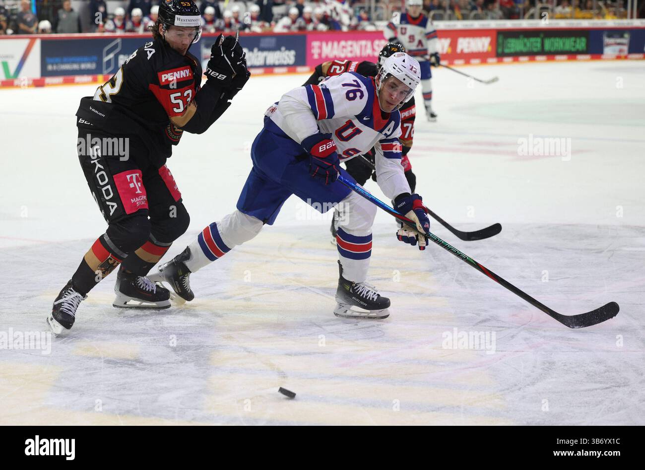 v.l. Moritz Seider (DEB 53), Brady Skjei (USA 76) Deutschland vs. USA