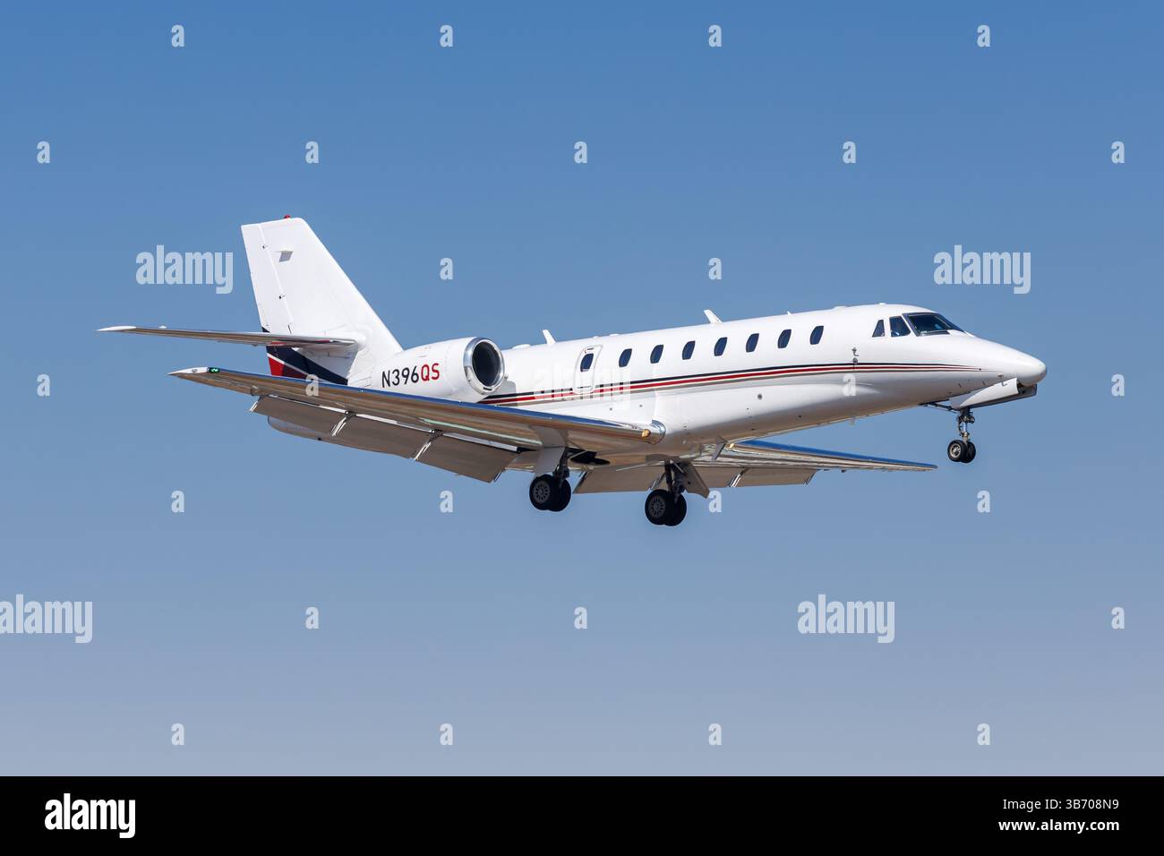 C680 Jet In Flight Cessna 680 airliner hi-res stock photography and images - Alamy