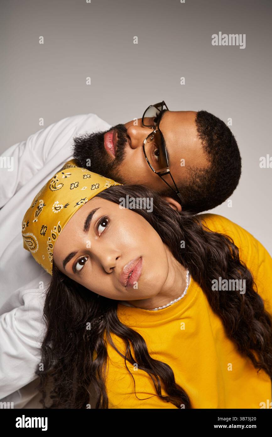 Man woman silhouette embrace hi-res stock photography and images - Alamy