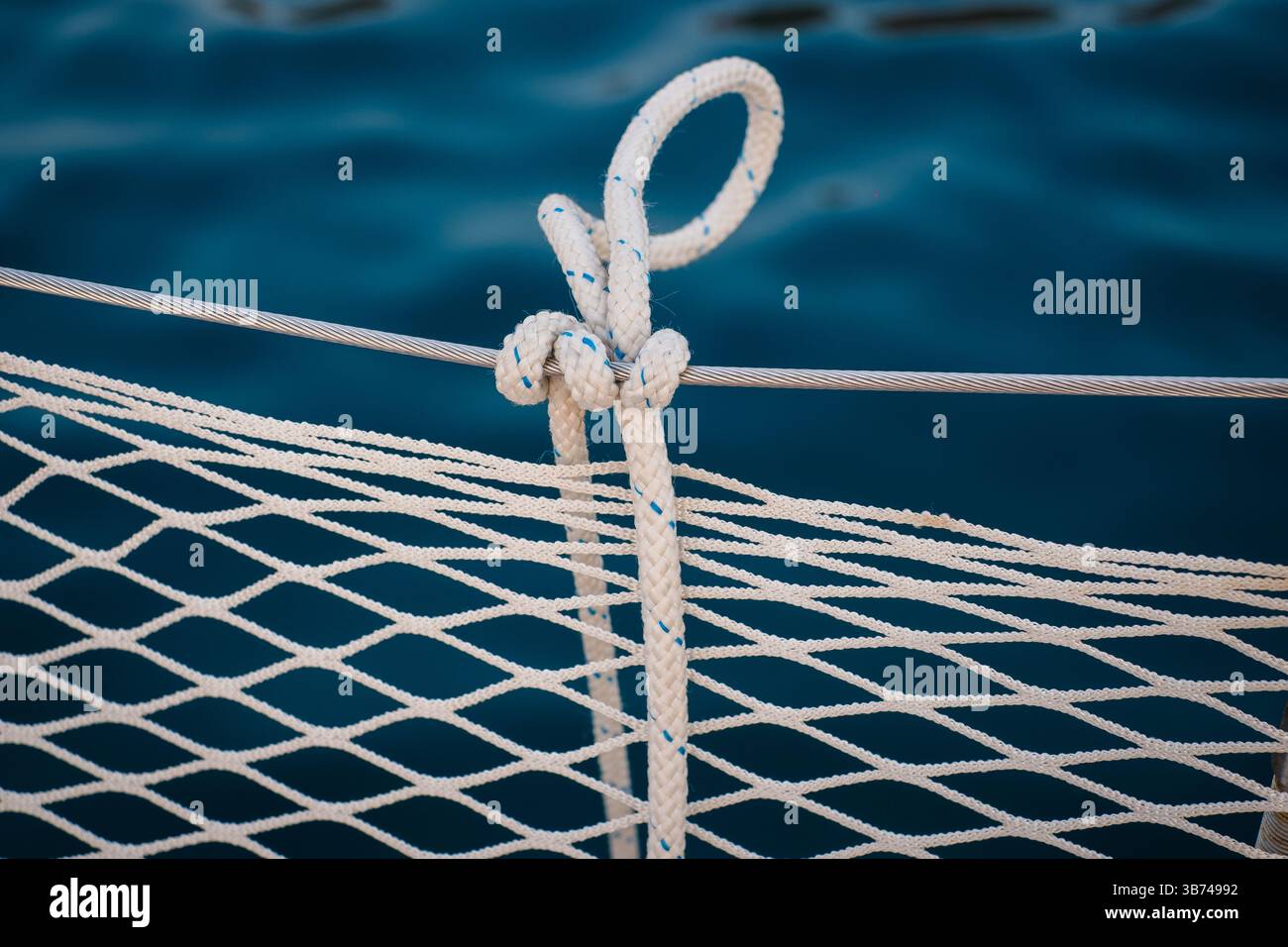 Fender knot. Sailing yacht ropes and nautical knots. Sailboat equipment ...