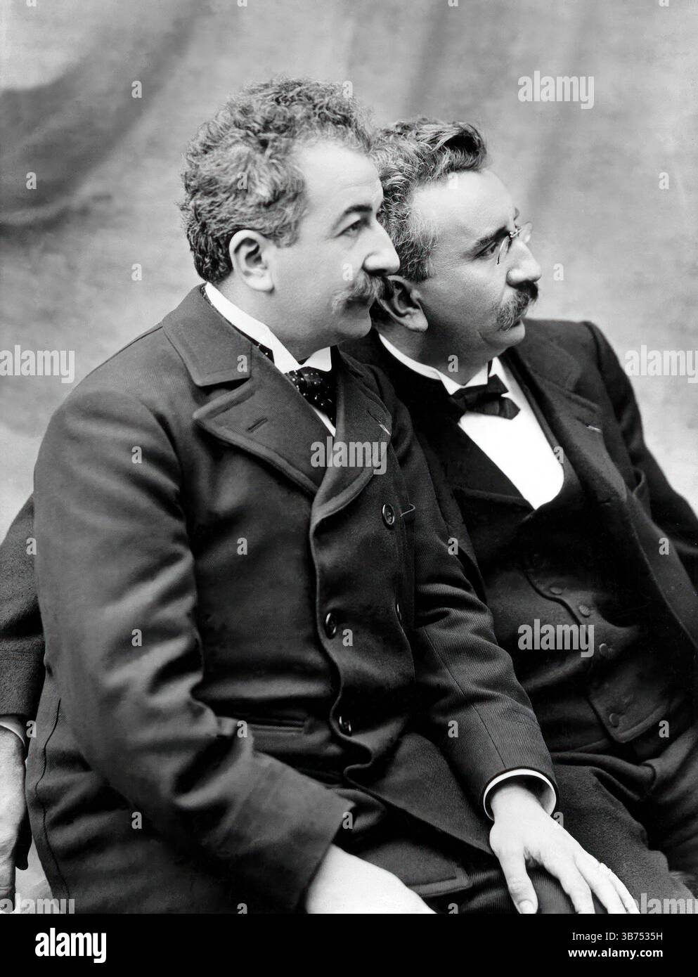 LOUIS LUMIERE and AUGUSTE LUMIERE in LUMIERE! THE ADVENTURE CONTINUES (2024) -Original title: LUMIERE! L'AVENTURE CONTINUE-, directed by THIERRY FREMEAUX. Credit: Institut Lumière / MK2 Films / Album Stock Photo