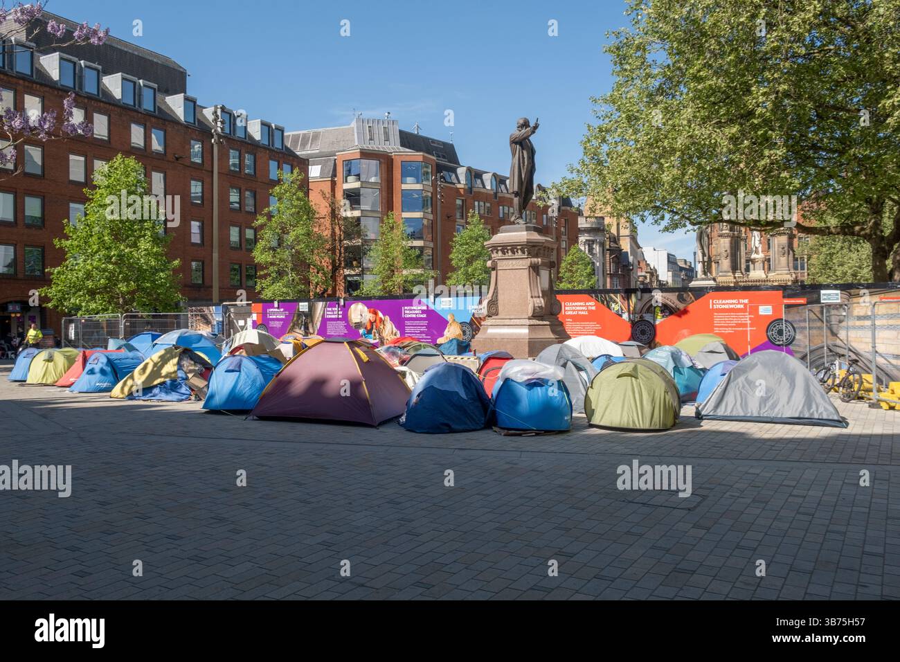 Tent City In Albert Square Surround William Gladstone Statue Tent City In Albert Square Surround William Gladstone Statue Manchester City Centre England Uk 2025 Homeless 3B75H57 