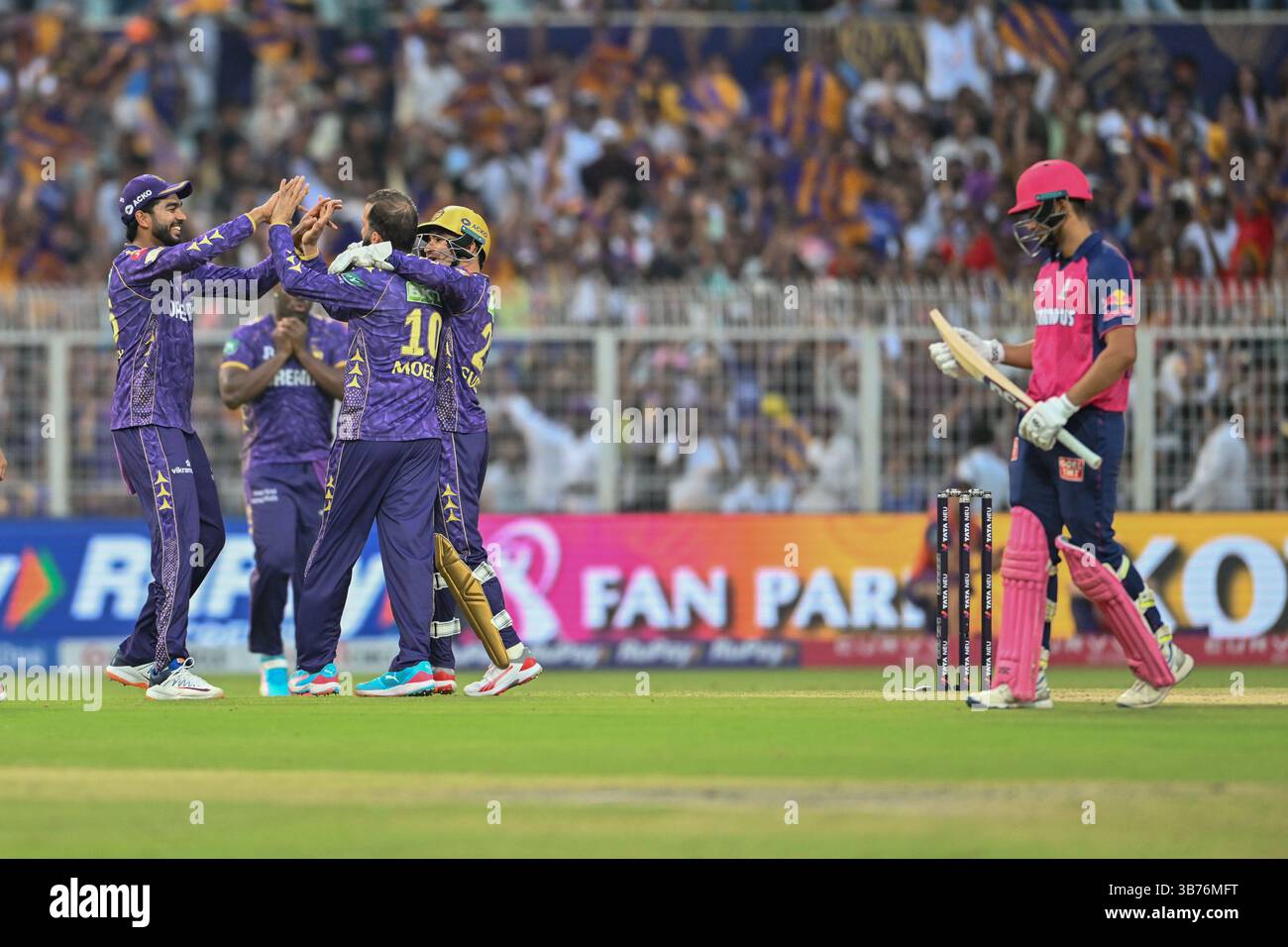 Moeen Ali of Kolkata Knight Riders celebrates with teammates after ...
