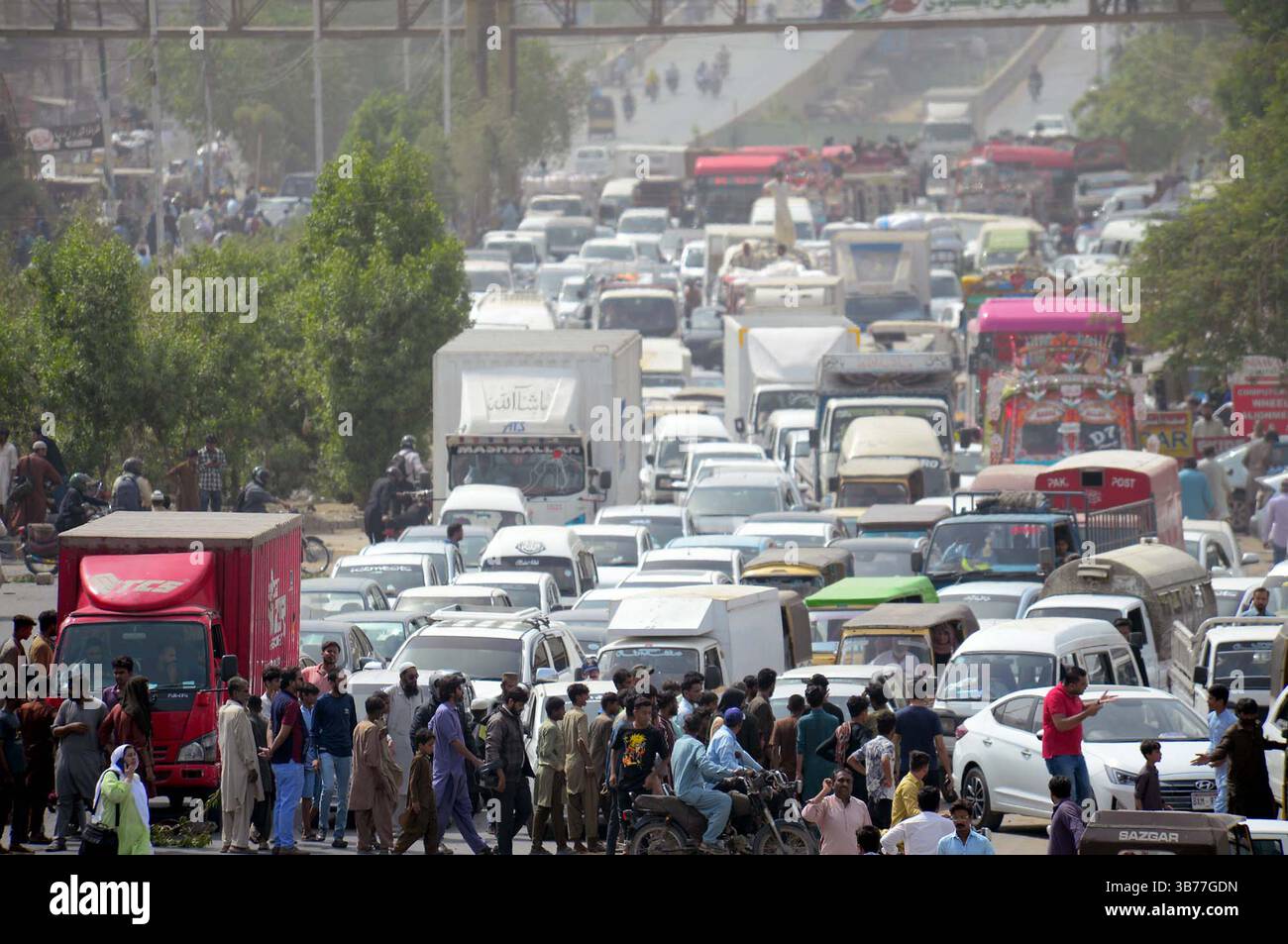 Pakistan Rashid Water Residents of Gulistan-e-Johar blocked road as they are holding protest ...