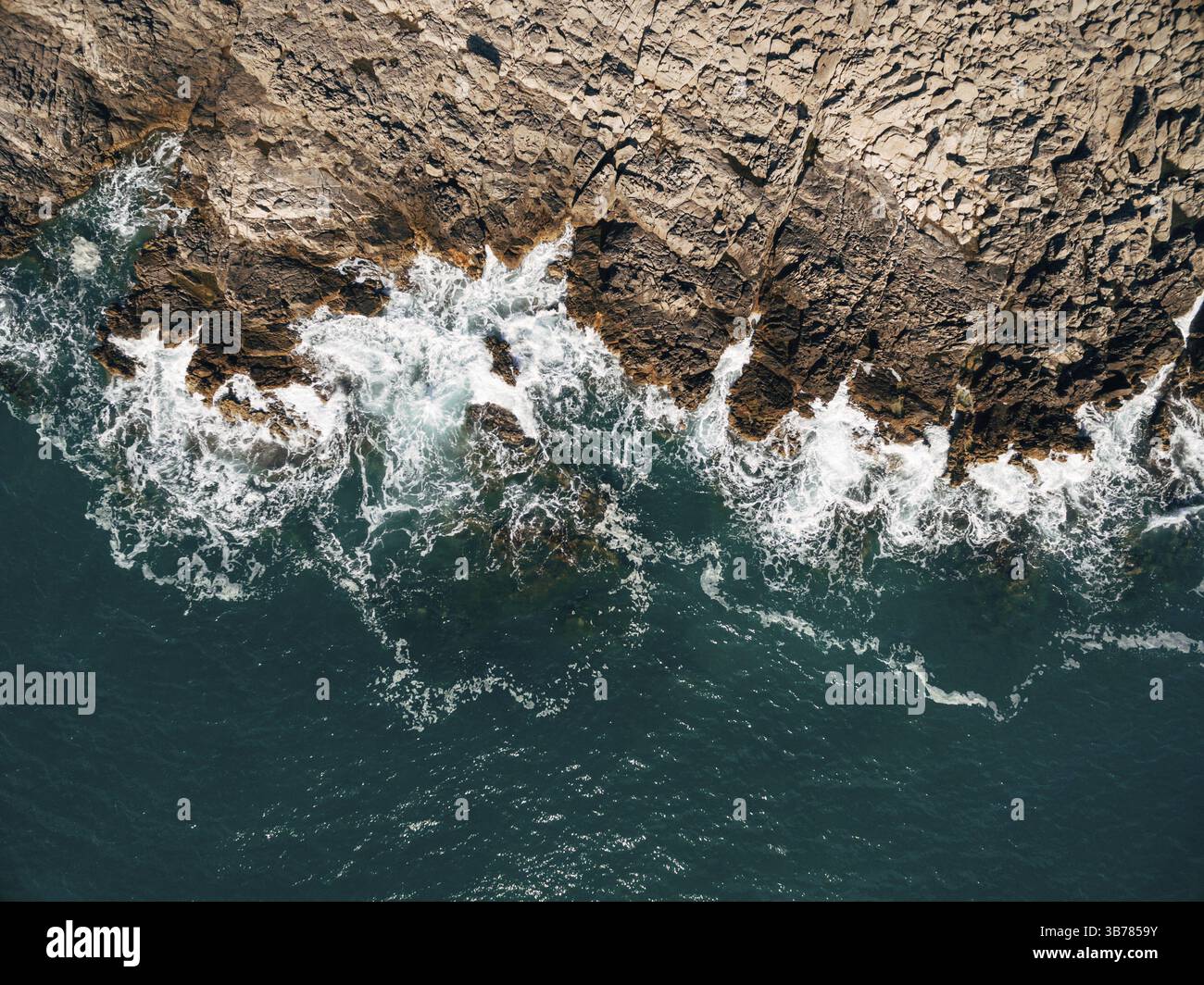Crashing waves cliff top down view hi-res stock photography and 