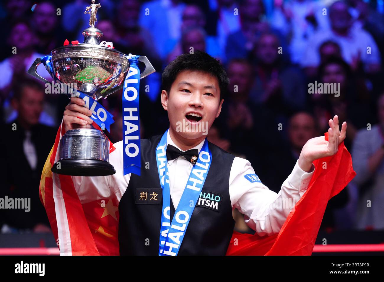 Zhao Xintong lifts the trophy after the final match against Mark ...