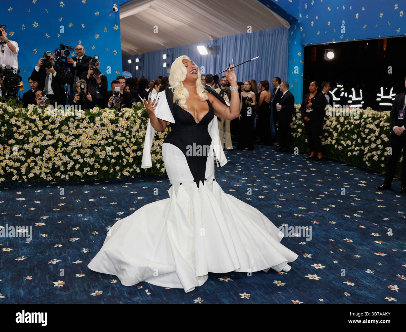Lizzo Arrives On The Red Carpet At The 2025 Met Gala Celebrating The Lizzo Arrives On The Red Carpet At The 2025 Met Gala Celebrating The Opening Of Superfine Tailoring Black Style At The Metropolitan Museum Of Art On Monday May 5 2025 In New York City Photo By John Angelilloupi 3B7AAKY