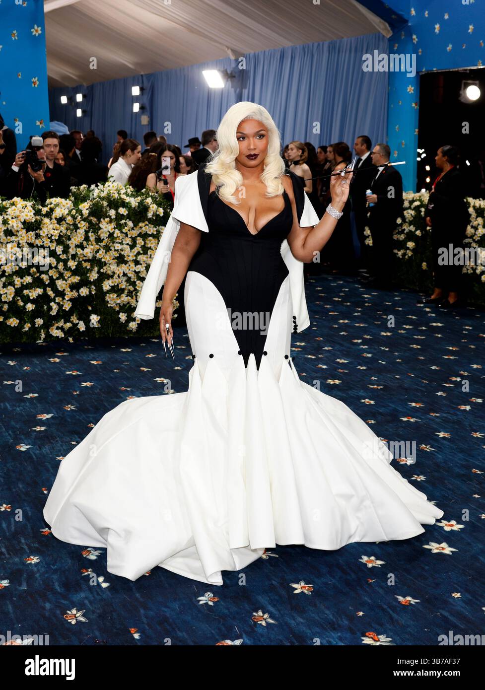 Lizzo Arrives On The Red Carpet At The 2025 Met Gala Celebrating The Lizzo Arrives On The Red Carpet At The 2025 Met Gala Celebrating The Opening Of Superfine Tailoring Black Style At The Metropolitan Museum Of Art On Monday May 5 2025 In New York City Photo By John Angelilloupi 3B7AF37