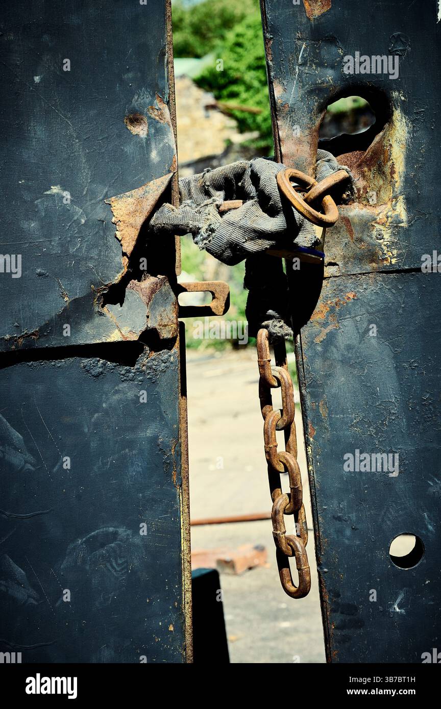 Outside chain hi-res stock photography and images - Alamy