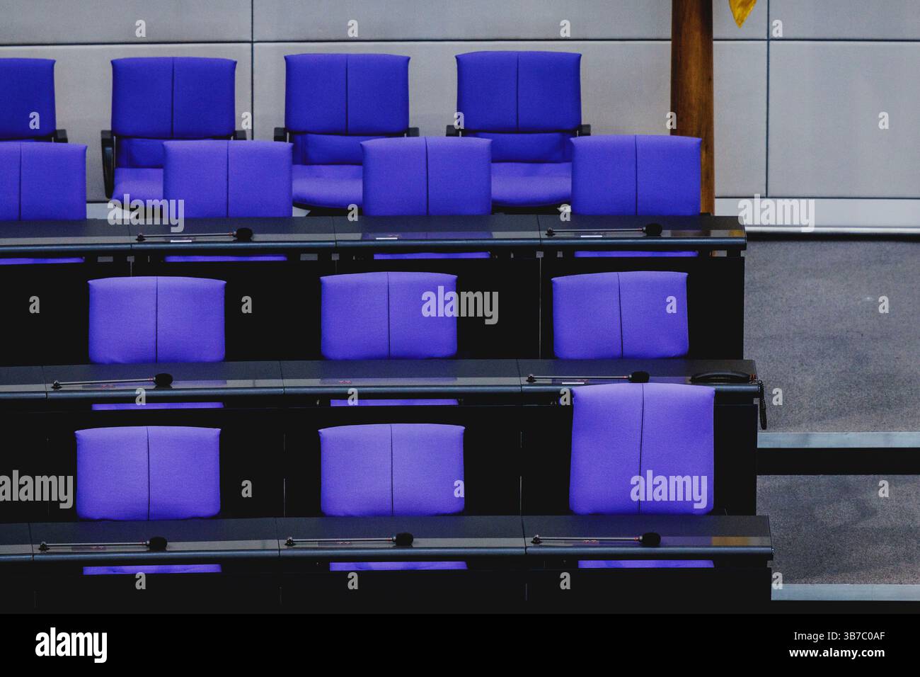Berlin, Deutschland. 06th May, 2025. The empty government bench ...