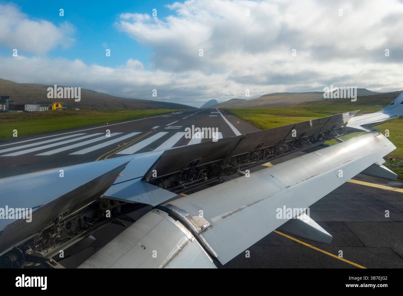 Airplane wing landing spoilers hi-res stock photography and images - Alamy