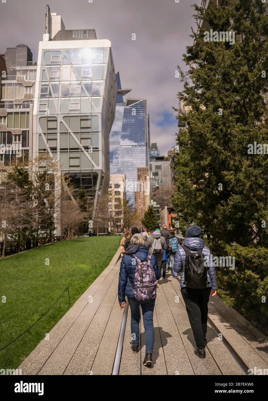 Members of the public walk along the High Line in Manhattan Stock Photo ...