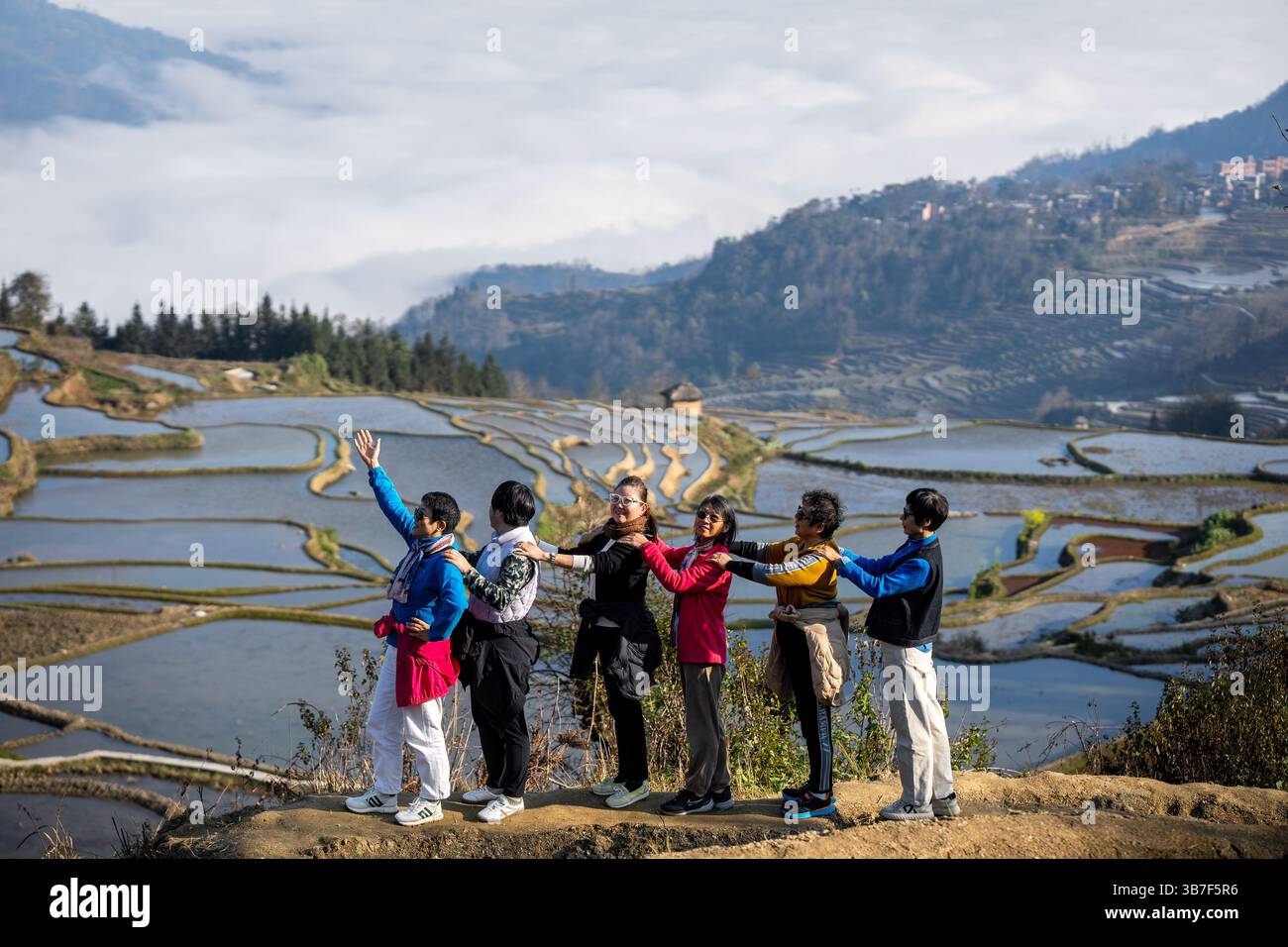 (250506) -- KUNMING, May 6, 2025 (Xinhua) -- Tourists pose for photos ...