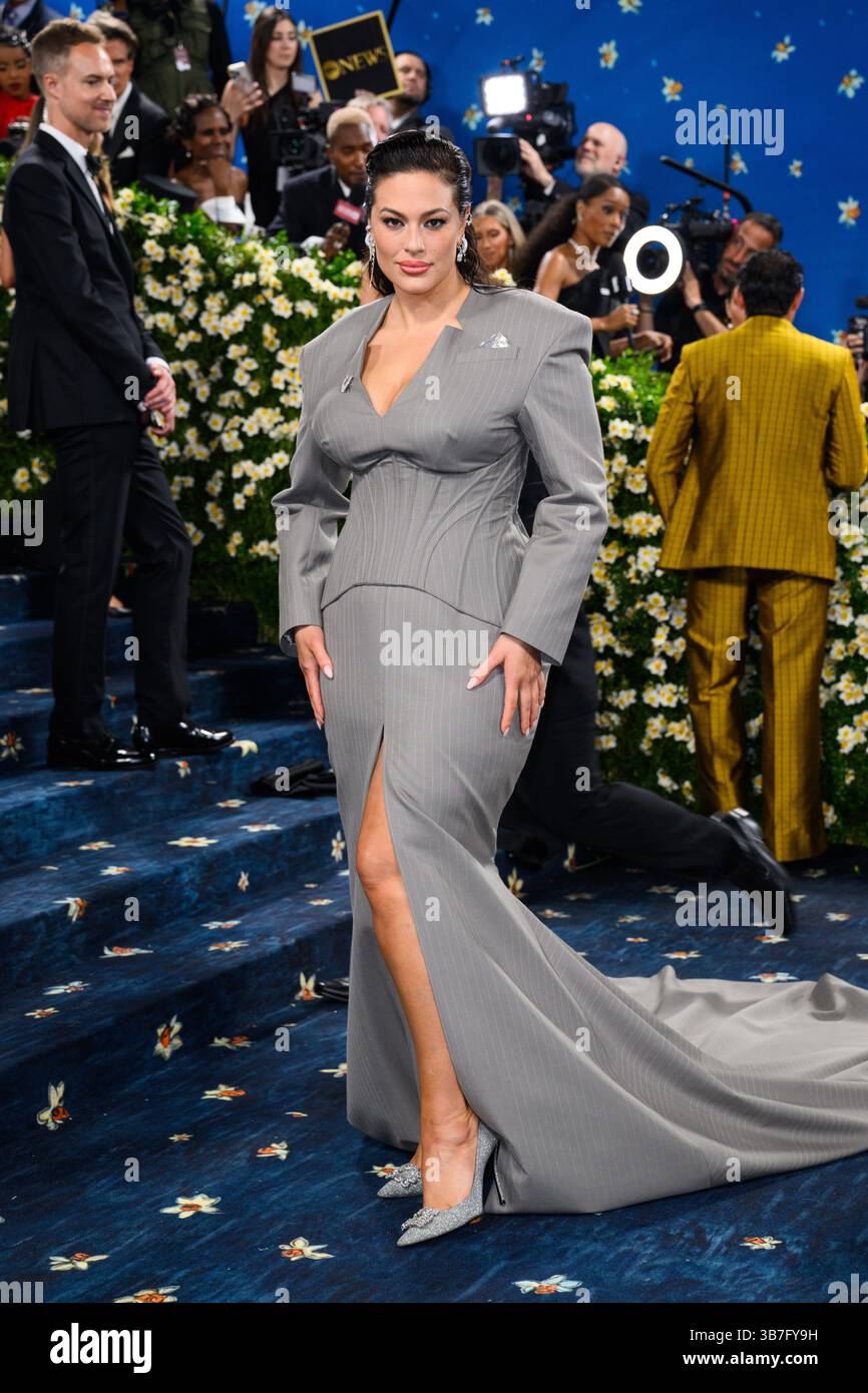 green emerald velvet dress Ashley Graham 2024 Oscars After Party Black One Shoulder Dress main image 0