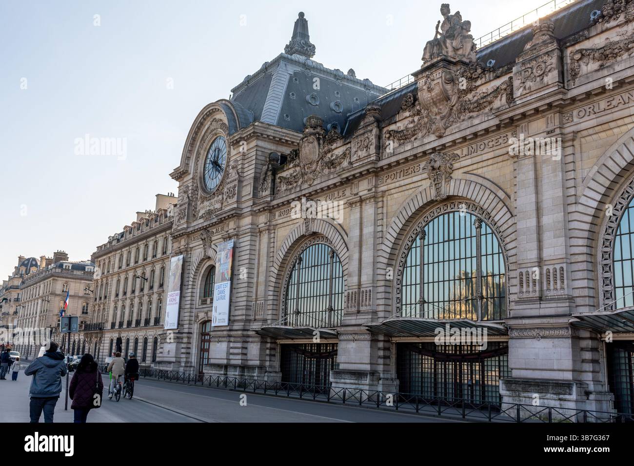 the-exterior-of-the-mus-e-d-orsay-orsay-museum-in-the-7th