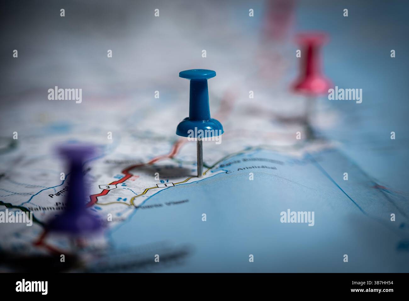 Map pins world hi-res stock photography and images - Alamy