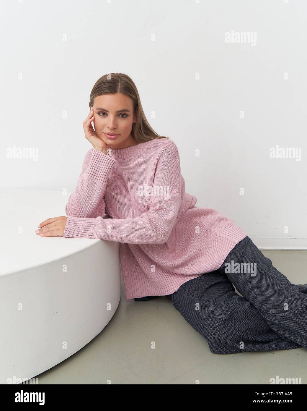 Fashion model gracefully poses hi-res stock photography and images - Alamy