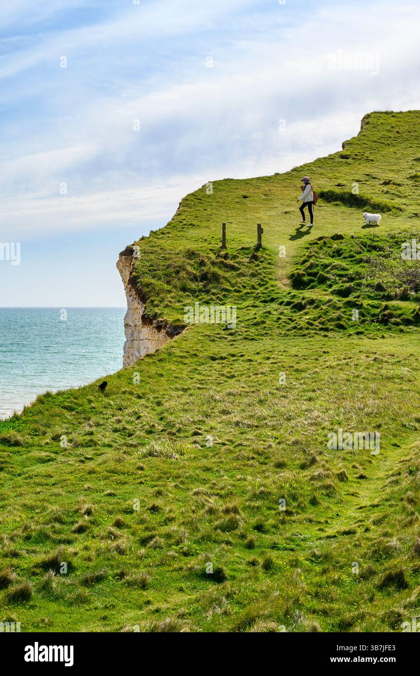 Woman walks on edge cliff hi-res stock photography and images - Alamy