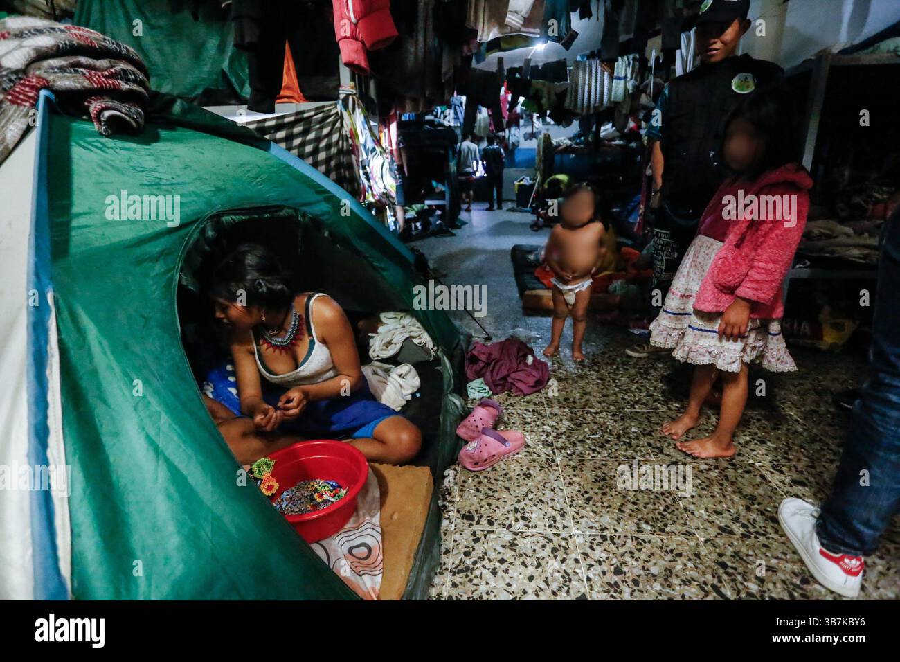 El 1 por ciento hi-res stock photography and images - Alamy, image size:1300x956