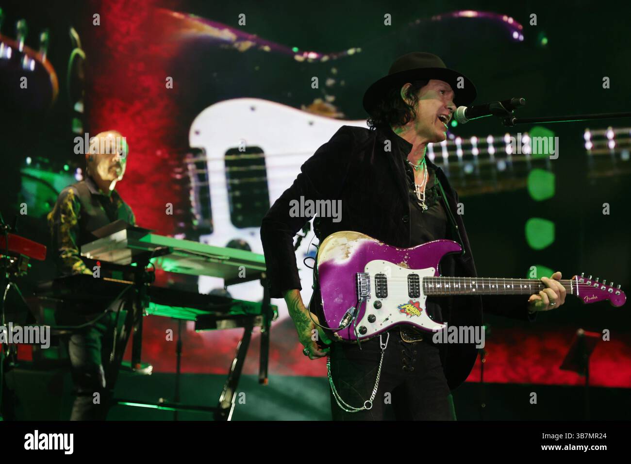 April 19, 2024, Mexico City, Mexico: Saul Hernandez, singer of the Caifanes Mexican band performs on stage during his 2024-2025 tour where they played their greatest hits from the 80s and 90s at Auditorio Nacional. (Credit Image: © Ismael Rosas/eyepix via ZUMA Press Wire) Stock Photo