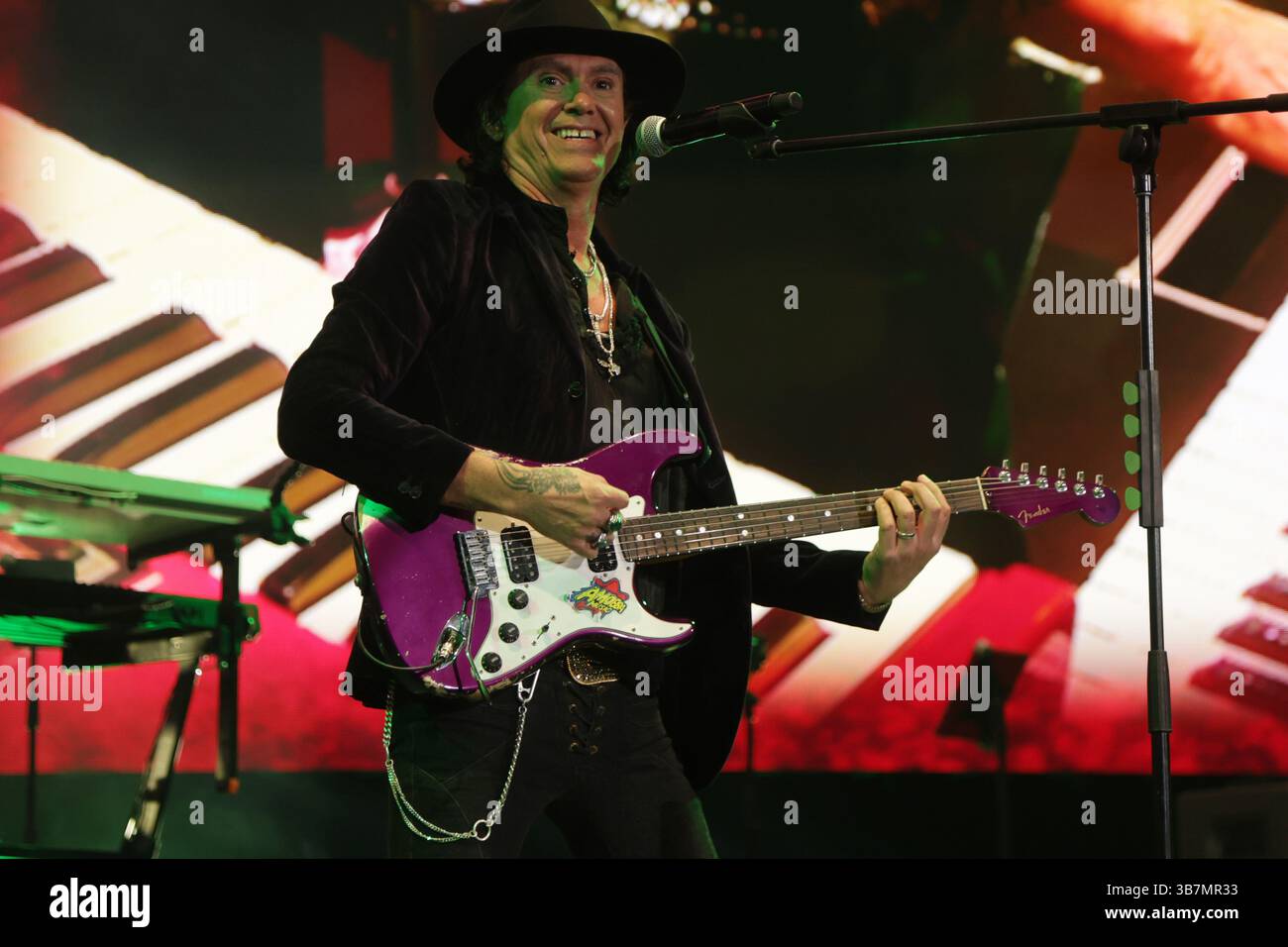 April 19, 2024, Mexico City, Mexico: Saul Hernandez, singer of the Caifanes Mexican band performs on stage during his 2024-2025 tour where they played their greatest hits from the 80s and 90s at Auditorio Nacional. (Credit Image: © Ismael Rosas/eyepix via ZUMA Press Wire) Stock Photo