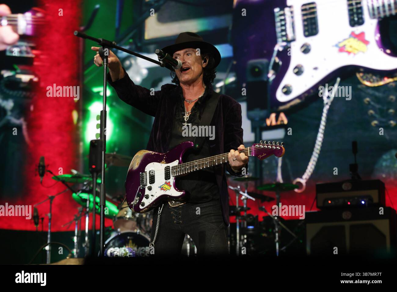 April 19, 2024, Mexico City, Mexico: Saul Hernandez, singer of the Caifanes Mexican band performs on stage during his 2024-2025 tour where they played their greatest hits from the 80s and 90s at Auditorio Nacional. (Credit Image: © Ismael Rosas/eyepix via ZUMA Press Wire) Stock Photo