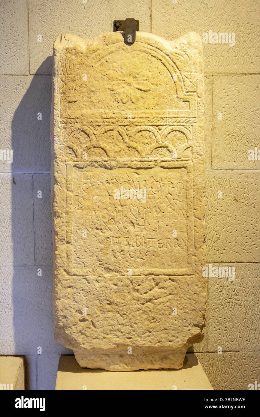 Estela funeraria decorada con arquerias, dedicada a Caius Annius ...