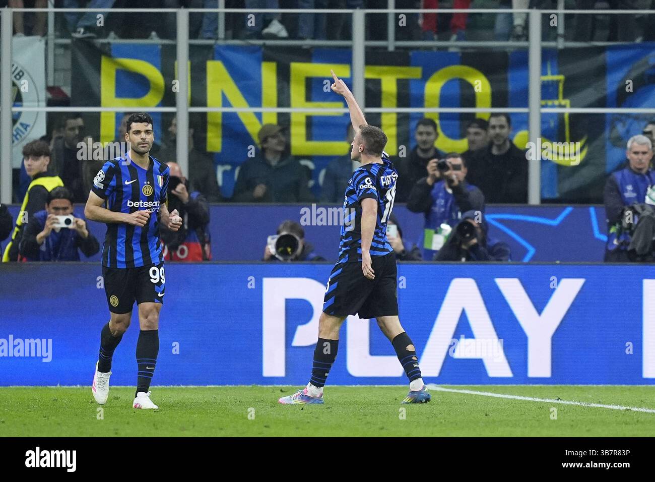 Davide Frattesi of Inter celebrates his goal 4-3 during the UEFA ...