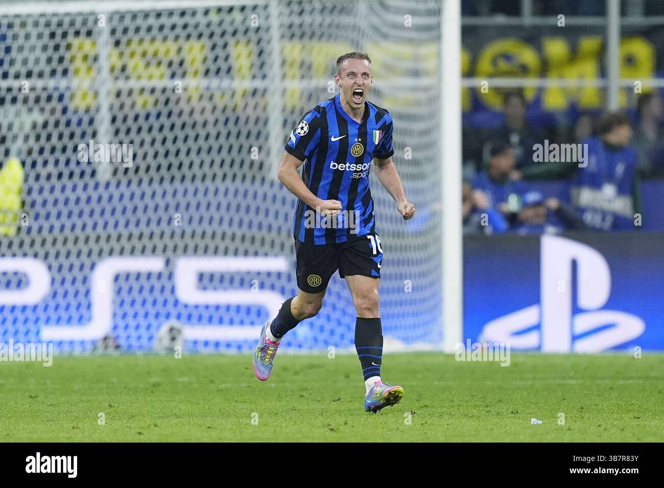 Davide Frattesi of Inter celebrates his goal 4-3 during the UEFA ...
