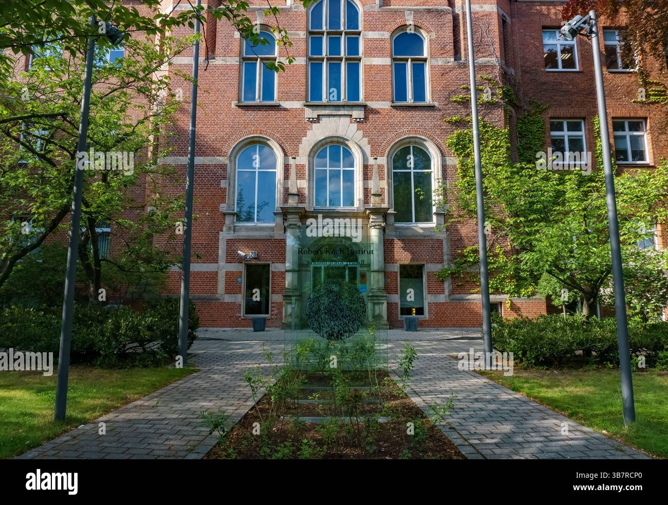 Entrance office building hi-res stock photography and images - Alamy, image size:1300x982