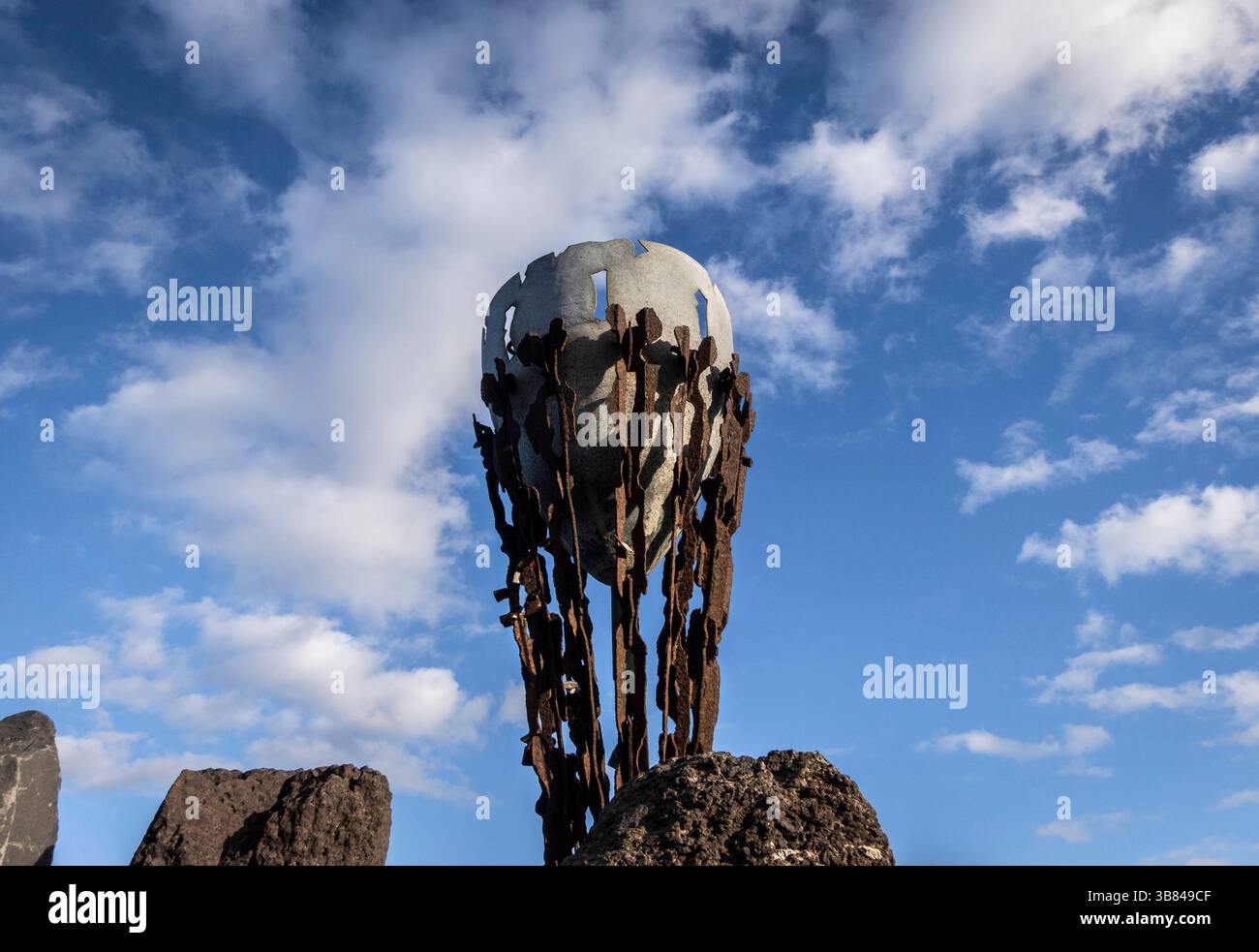 La Gomera: Denkmal für Olympische Flamme. - Auf einem Fels am Ufer von San Sebastian erinnert ein Denkmal daran, dass die Olympische Flamme auf dem We Stock Photo