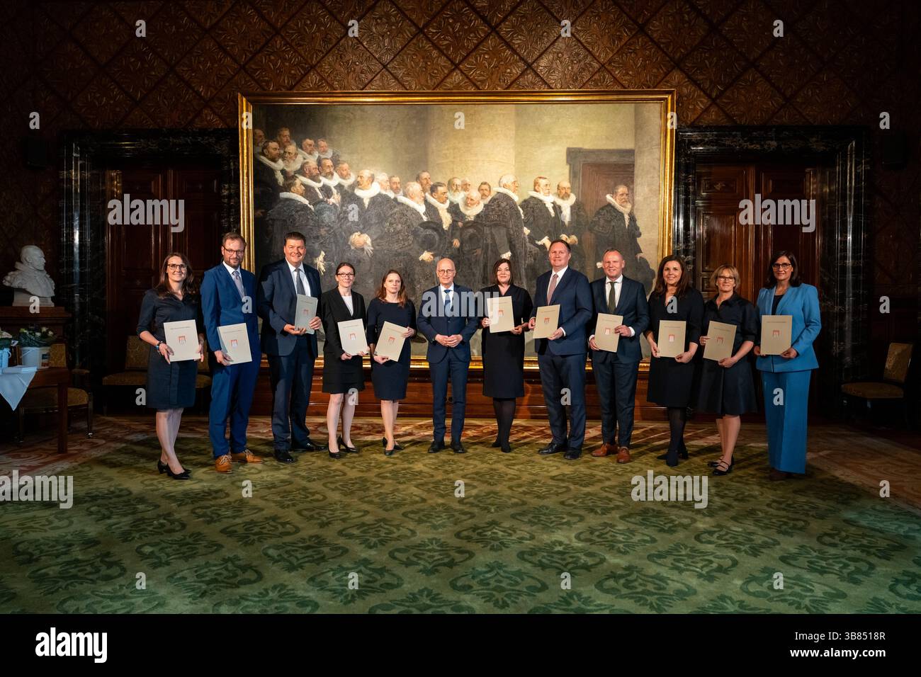 Hamburg, Germany. 07th May, 2025. Peter Tschentscher (M, SPD), First Mayor of Hamburg, stands with Melanie Leonhard, State Chairwoman of the SPD Hamburg, Katharina Fegebank (Bündnis 90/Die Grünen), and senators with the appointed members of the Senate in the Mayor's Hall after his re-election and the subsequent handover of the certificates of appointment to the senators. Credit: Jonas Walzberg/dpa/Alamy Live News Stock Photo