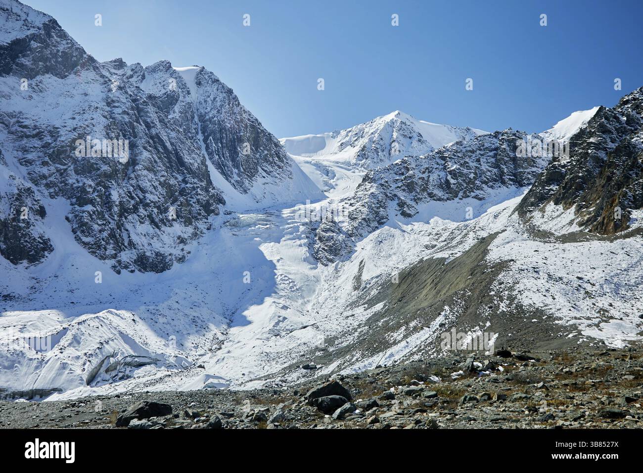 Glaciers on high peaks hi-res stock photography and images - Alamy