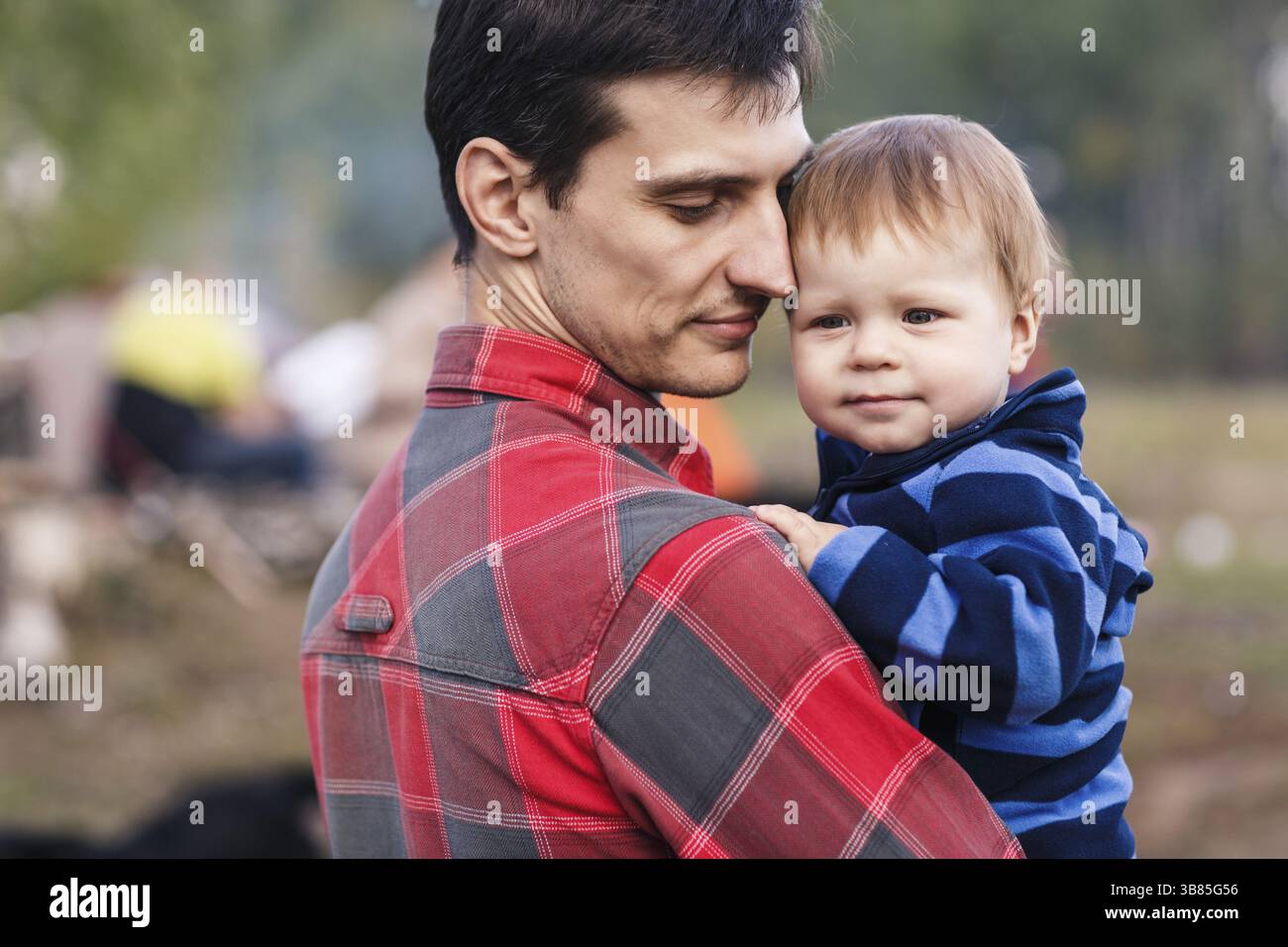 Happy father son embracing hi-res stock photography and images - Alamy