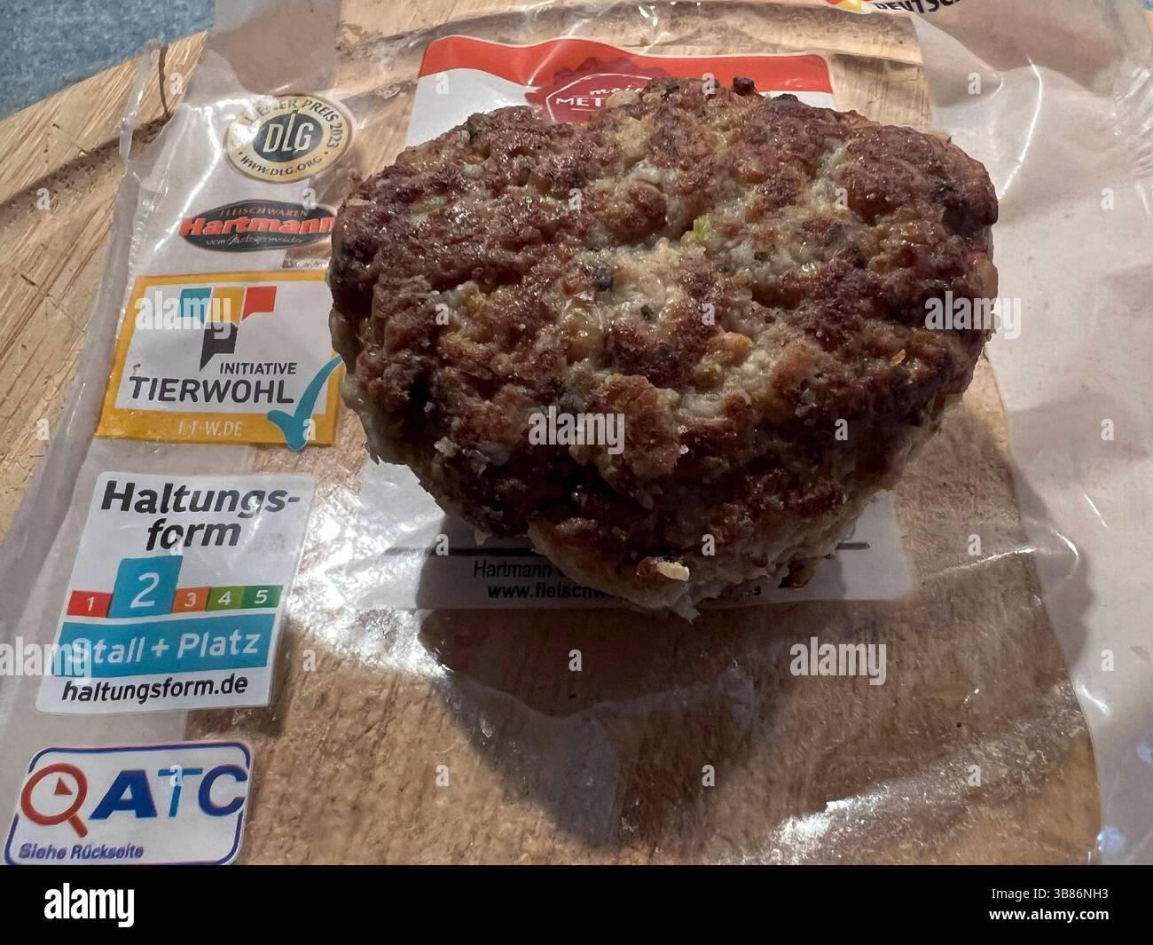1 Frikadelle, Boulette oder Bulette, Bratklops, Fleischpflanzerl liegt ...