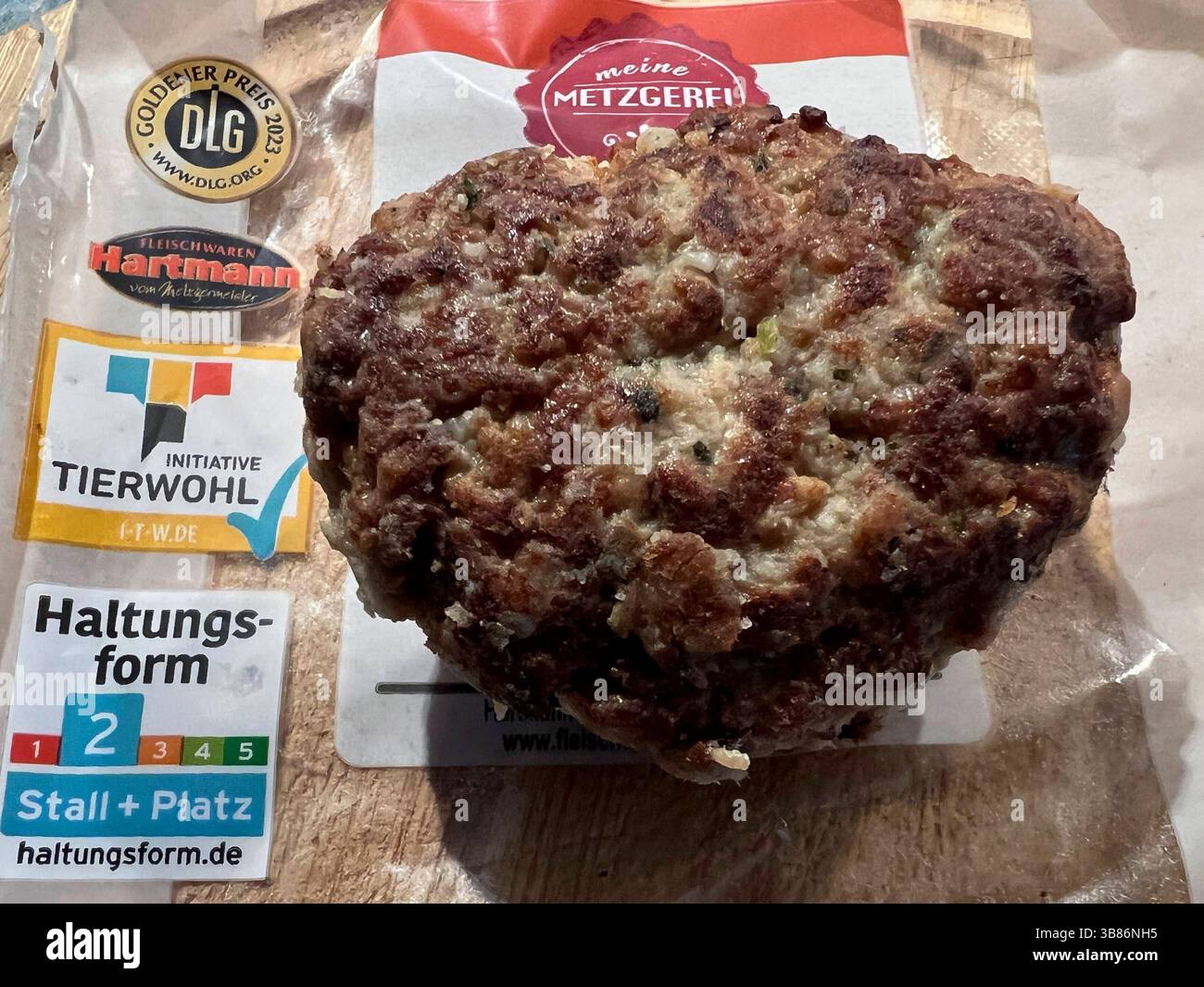 1 Frikadelle, Boulette oder Bulette, Bratklops, Fleischpflanzerl liegt ...