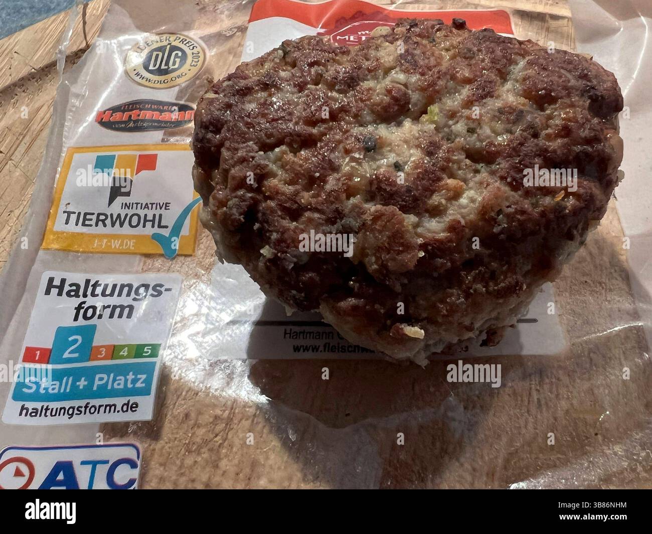 1 Frikadelle, Boulette oder Bulette, Bratklops, Fleischpflanzerl liegt ...