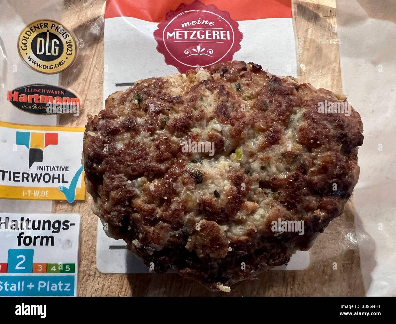 1 Frikadelle, Boulette oder Bulette, Bratklops, Fleischpflanzerl liegt ...