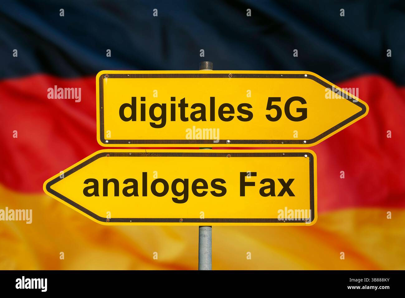Vom analogen ins digitale Zeitalter Ein Verkehrsschild ist beschriftet mit digitales 5G und analoges Fax als Symbol der neuen Technologie über einer D Stock Photo