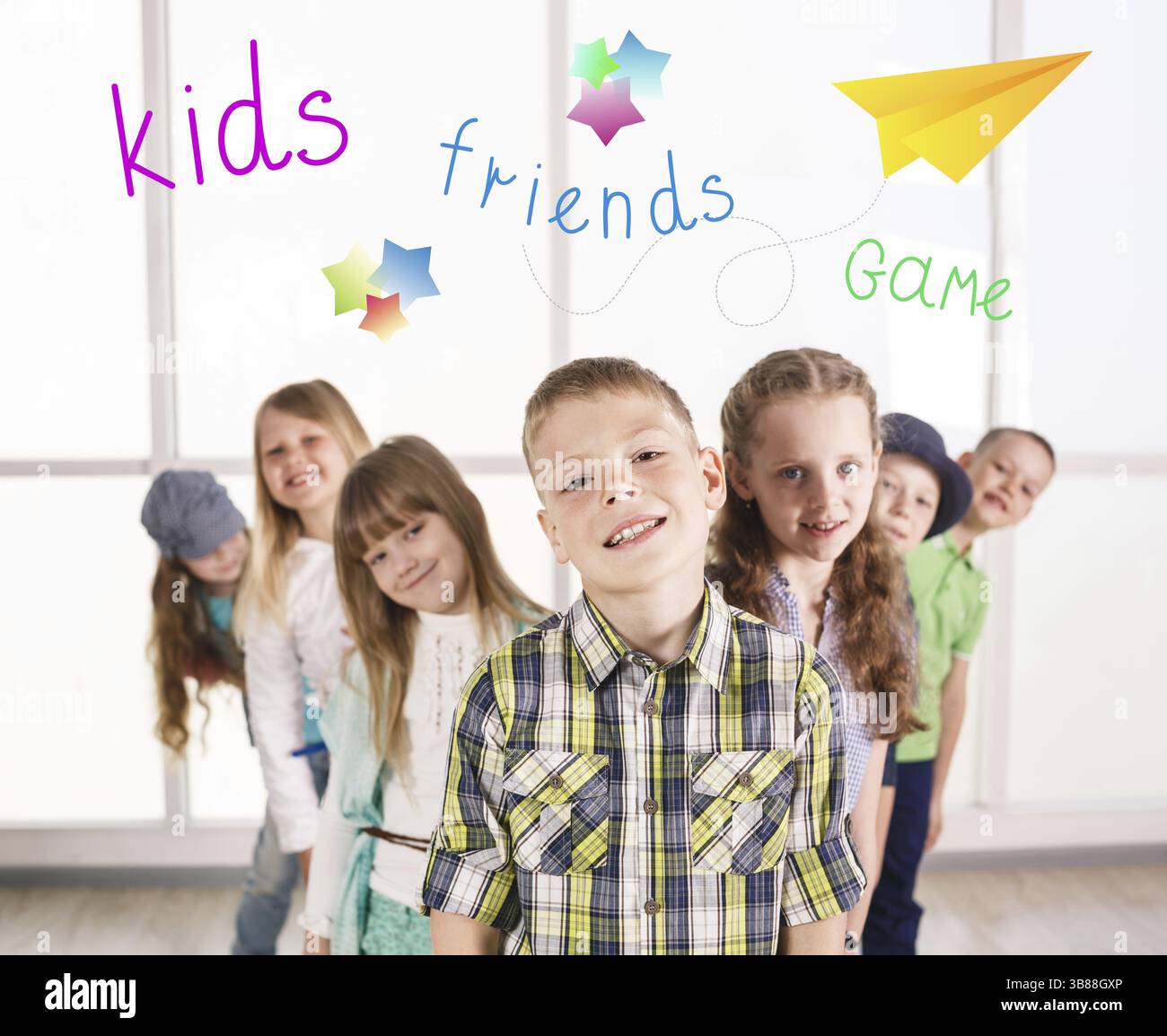 Group of smiling kids hi-res stock photography and images - Alamy