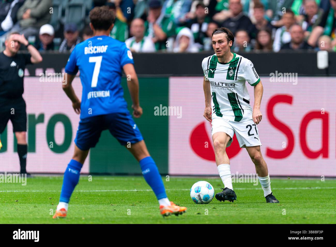 Monchengladbach, Germany. 03rd May, 2025. MONCHENGLADBACH, GERMANY - MAY 3: Tom Bischof of TSG 1899 Hoffenheim battles for the ball with Rocco Reitz of Borussia Monchengladbach during the Bundesliga match between Borussia Mönchengladbach and TSG 1899 Hoffenheim at Borussia-Park on May 3, 2025 in Monchengladbach, Germany. (Photo by Joris Verwijst/Orange Pictures) Credit: Orange Pics BV/Alamy Live News Stock Photo