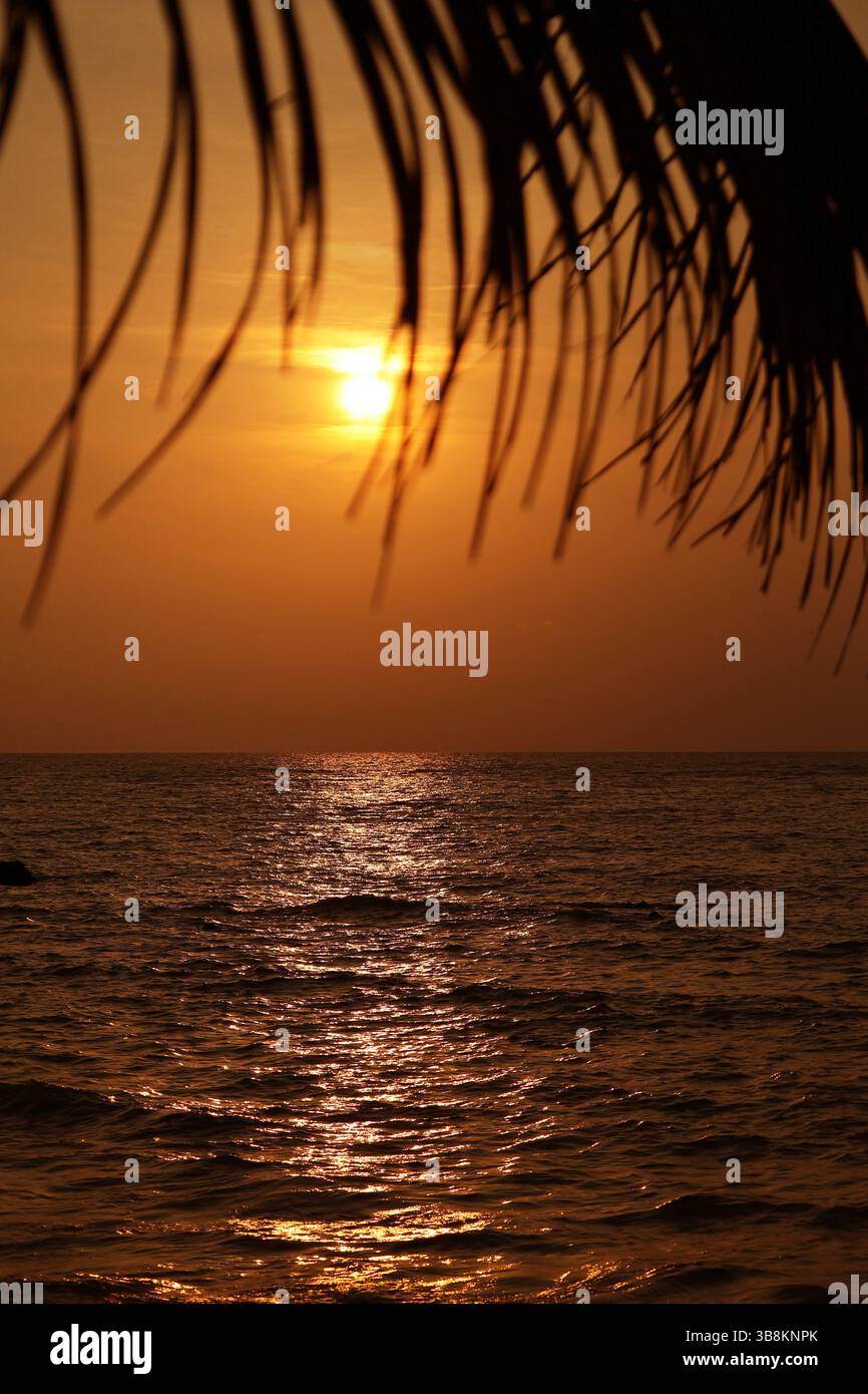Sun rising over ocean hi-res stock photography and images - Alamy