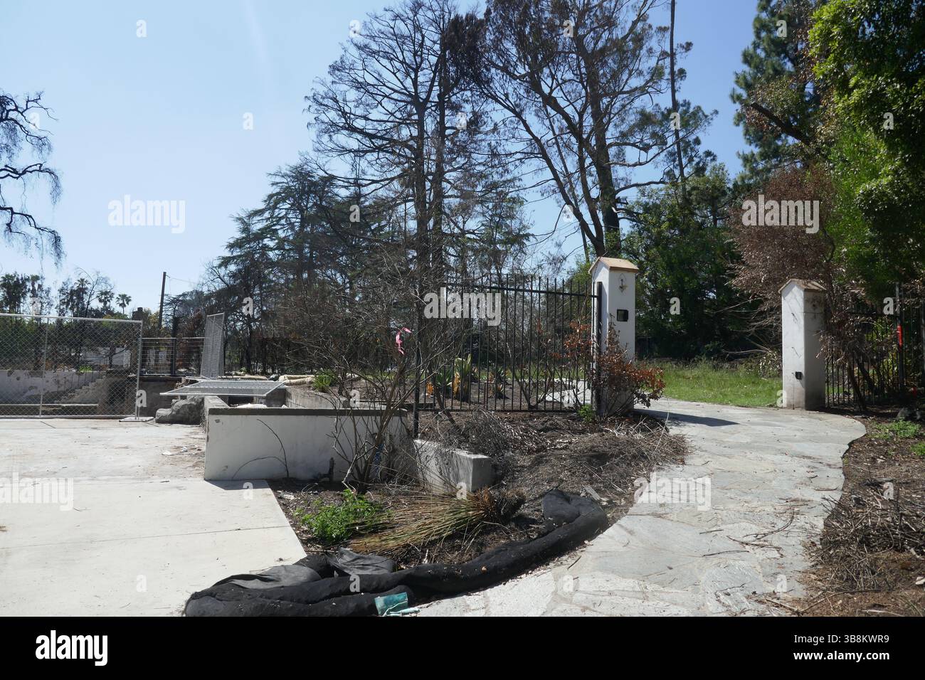 Altadena, California, USA 7th May 2025 Altadena aftermath and cleanup ...