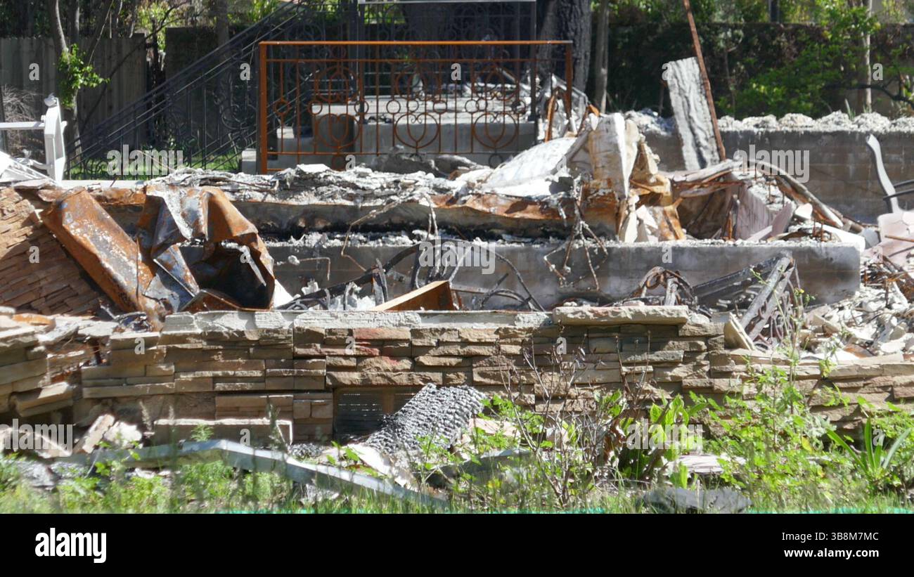 Altadena, California, USA 7th May 2025 Altadena aftermath and cleanup ...