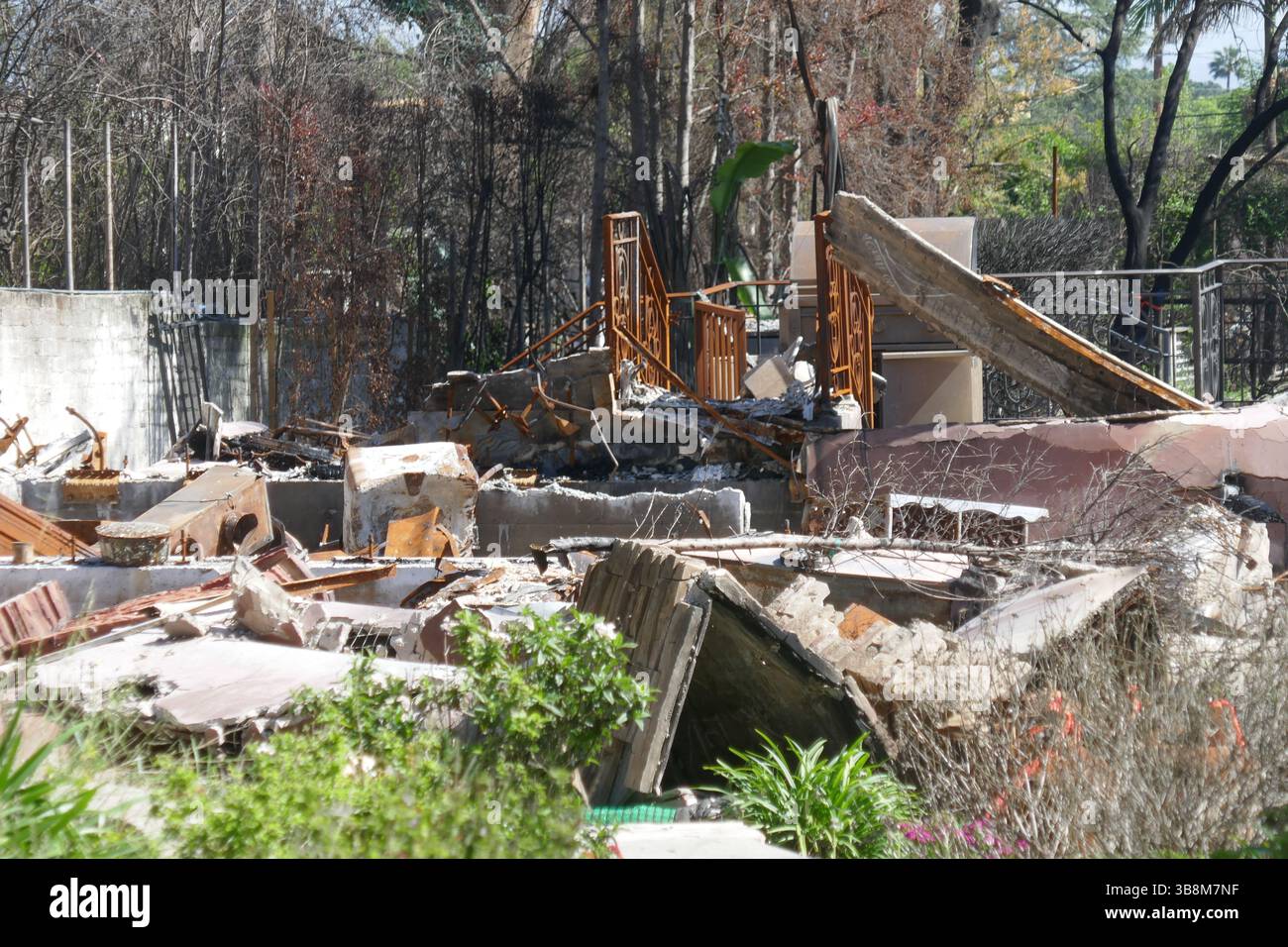 Altadena, California, USA 7th May 2025 Destroyed Homes during Altadena ...