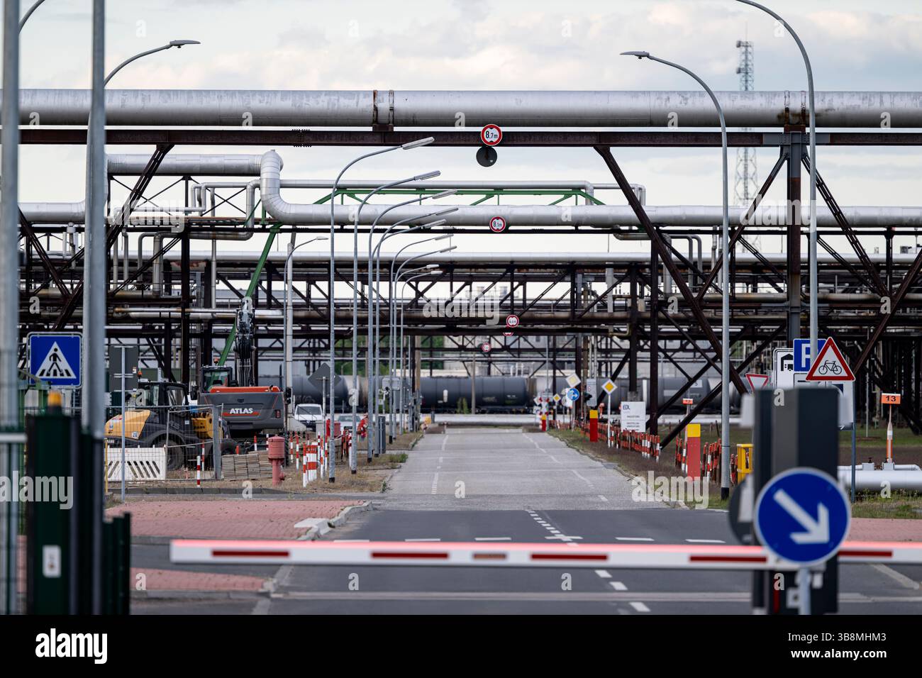 Pck Raffierie 07 May 2025, Brandenburg, Schwedt/Oder: Various crude oil processing ...