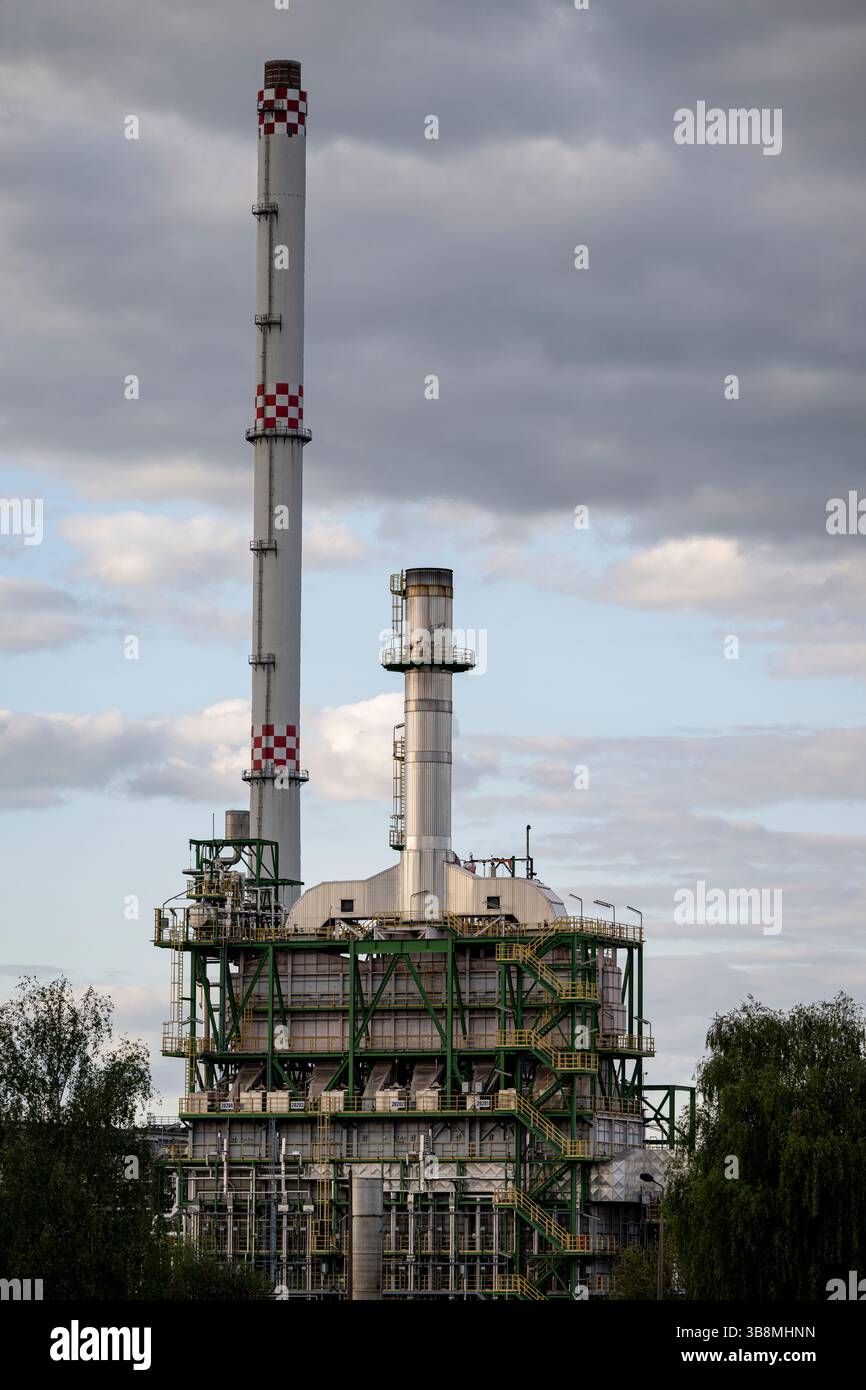 Pck Raffierie 07 May 2025, Brandenburg, Schwedt/Oder: Various crude oil processing ...