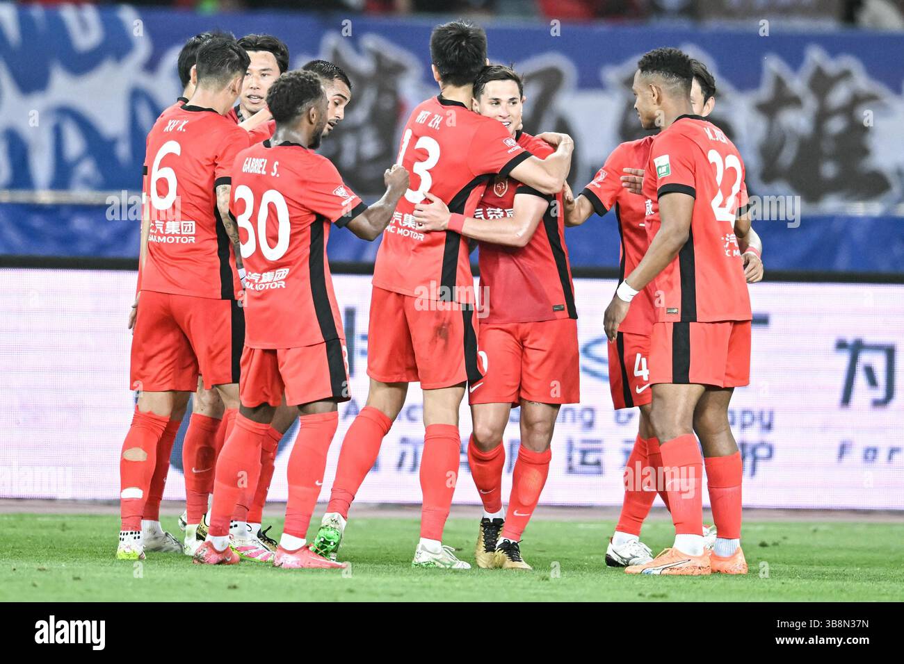 Shanghai Port Football Club defeated Wuhan Three Towns Football Club ...